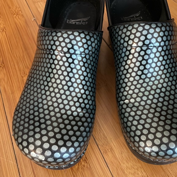 Dansko clog w/ teal dot pattern - Picture 2 of 3